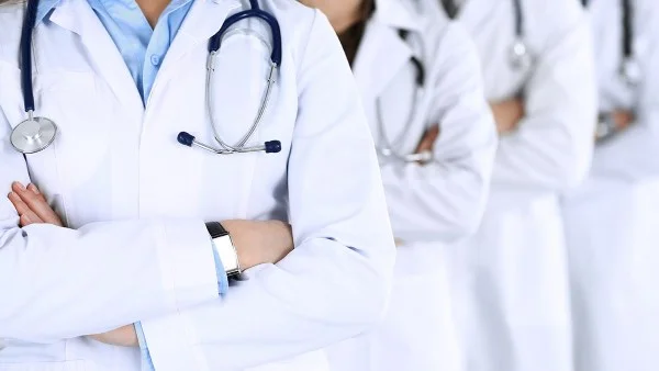 هجرة الأطباء إلى الخارج بسبب ضعف الرواتب