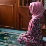 حكم صلاة المرأة بالبنطلون وشروط الزي الشرعي