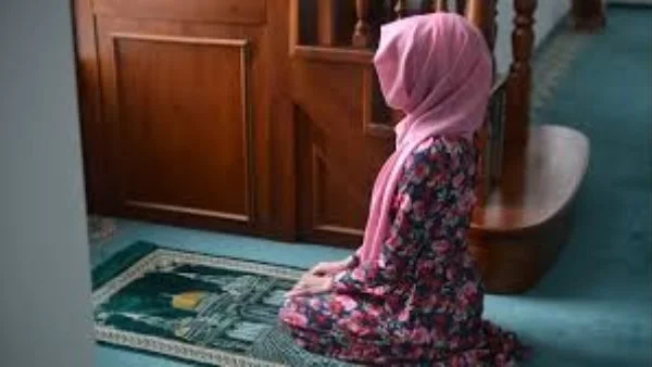 حكم صلاة المرأة بالبنطلون وشروط الزي الشرعي