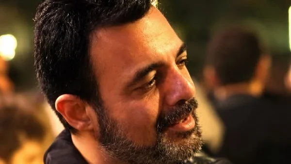 عمرو محمود ياسين يحذر من شائعات الزلازل على الهواتف