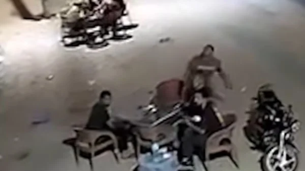 فرار الشباب من الزلزال يوثق لحظات رعب في الشارع