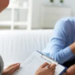 حكم التحدث مع المعالج النفسي في الأمور الزوجية