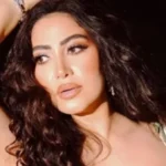 بوسي تتألق بفستان Dolce & Gabbana بأسلوب صيفي مميز