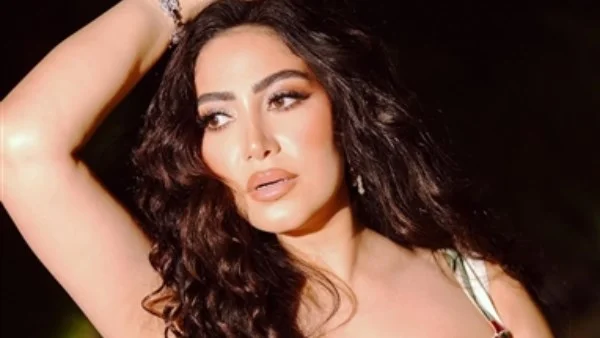 بوسي تتألق بفستان Dolce & Gabbana بأسلوب صيفي مميز