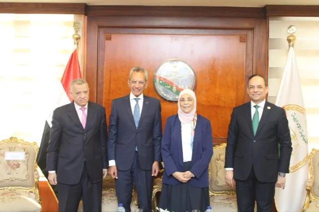 وزير شئون المجالس النيابية يهنئ رئيسة النيابة الإدارية