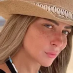 ريم مصطفى تتألق على الشاطئ وتستذكر والدتها