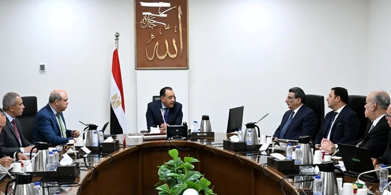 اجتماع لمتابعة مشروع مبنى الركاب 4 بمطار القاهرة