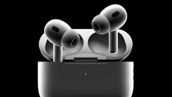 آبل تكشف عن AirPods بكاميرات في سبتمبر المقبل