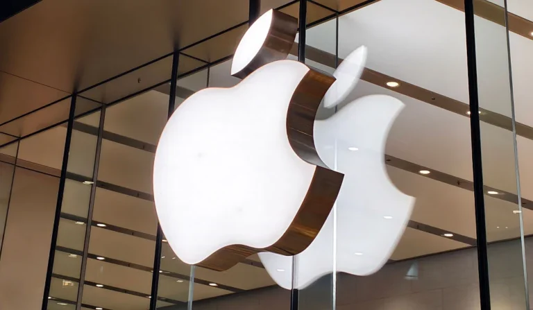 شائعات حول iPhone 20 Pro بشاشة أكبر عام 2027