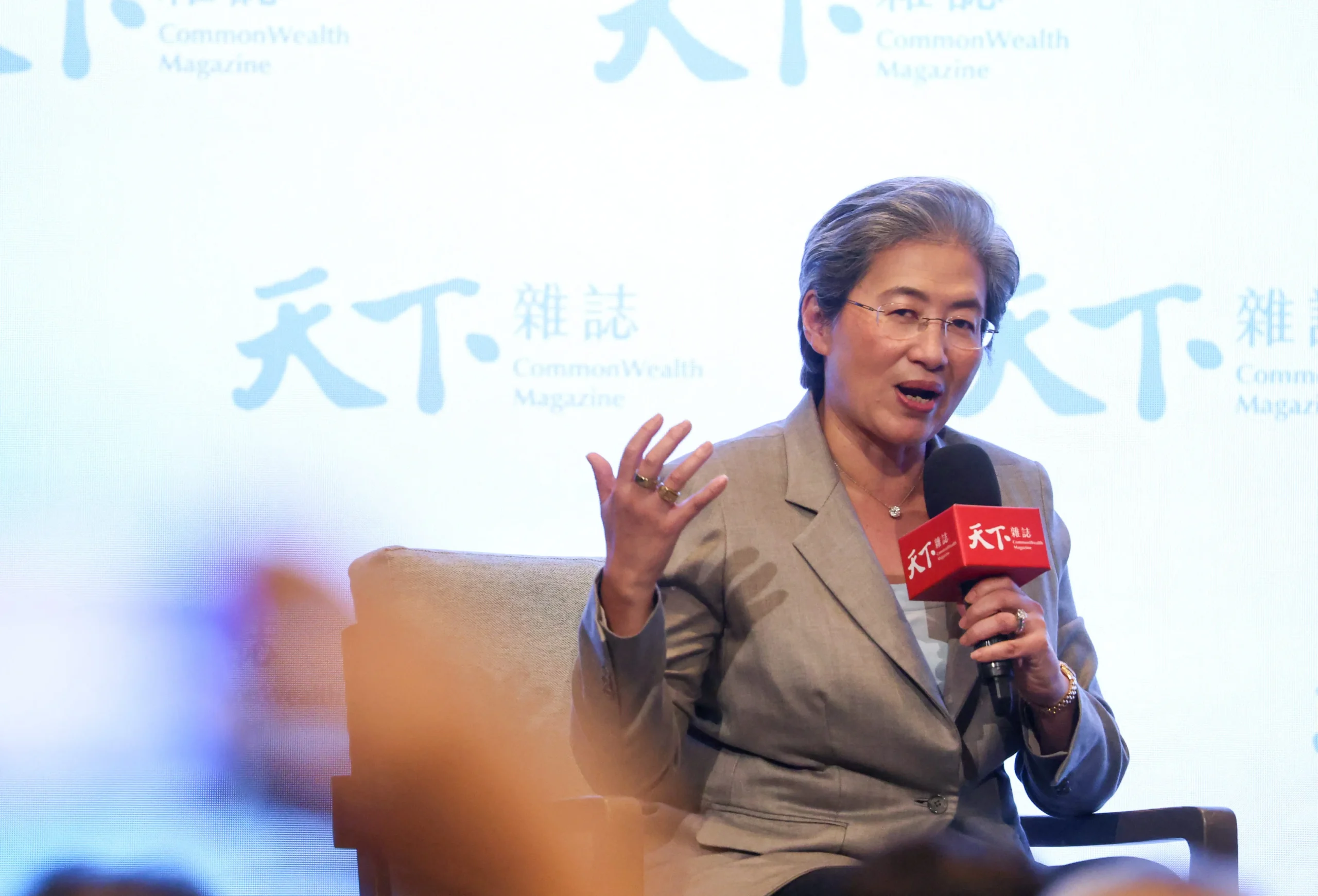 AMD تؤكد تفوقها على إنفيديا من خلال الانفتاح