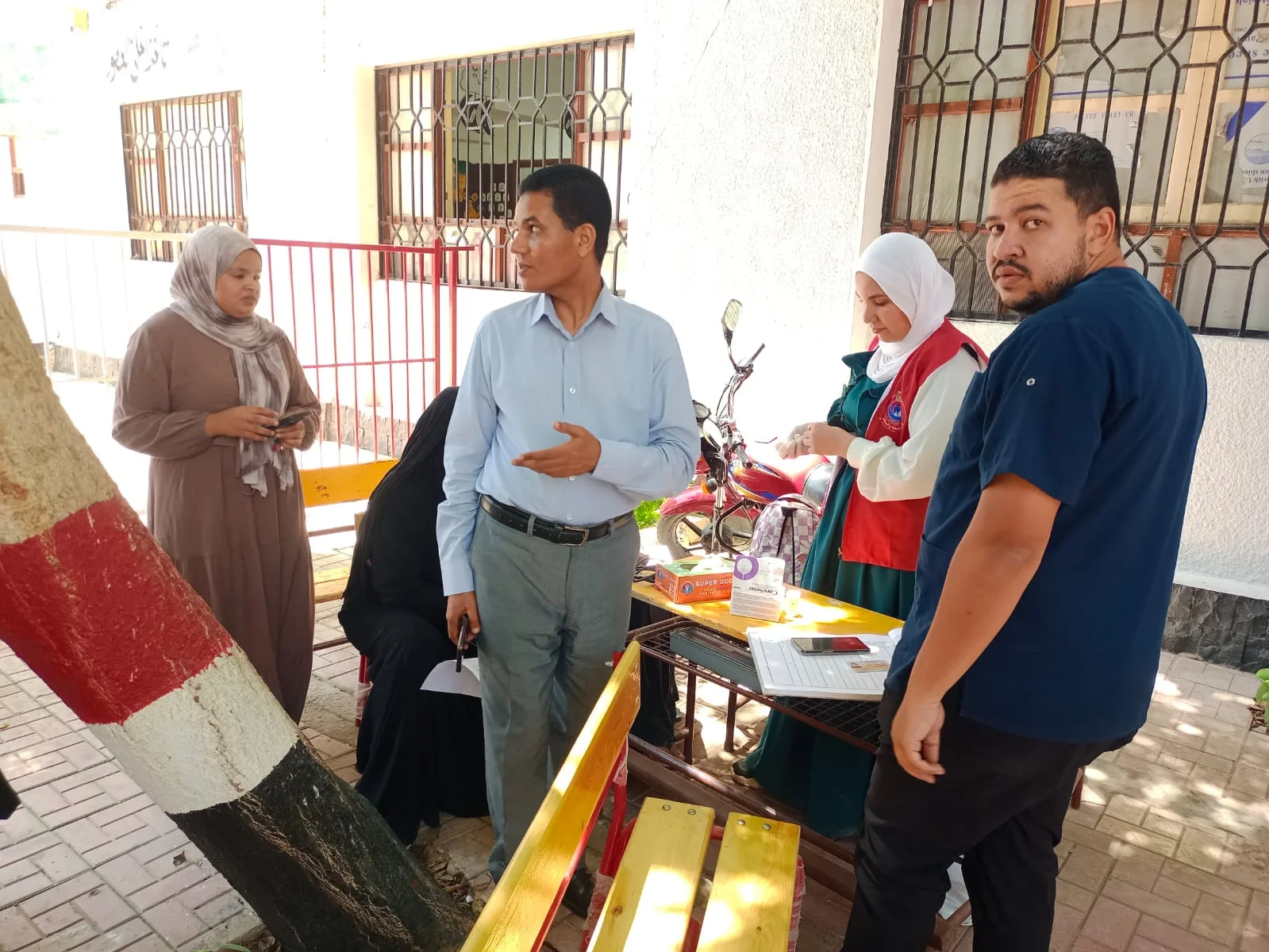 جولة للوكيل الصحي لمتابعة القافلة الطبية في الأقصر
