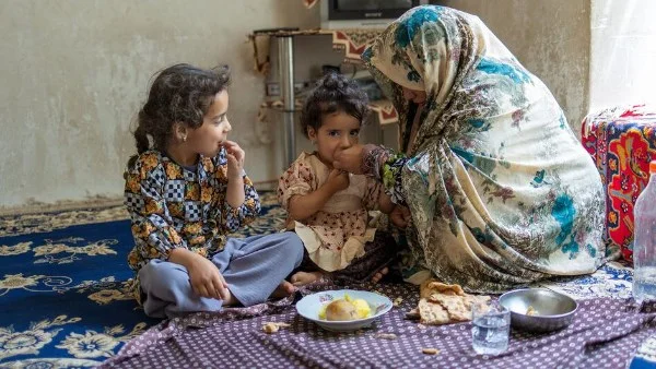 الأسر الأفغانية تعاني من الفقر والجوع