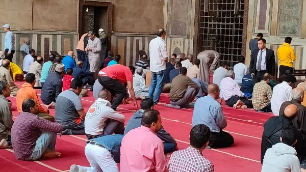 حكم المصافحة وعبارات الدعاء بعد الصلاة في الإسلام