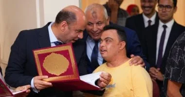 تسليم عقود عمل لذوي الهمم في مطروح