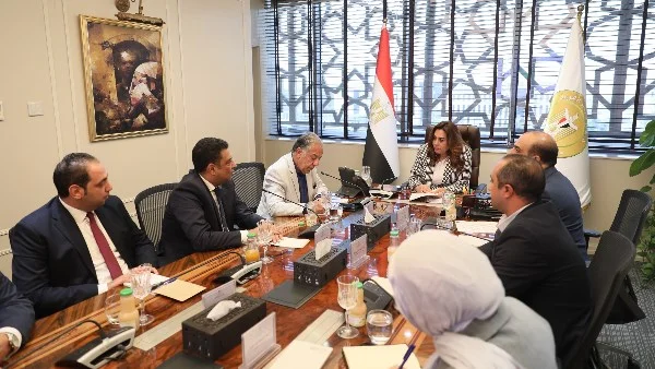 تعزيز صناعة تدوير المخلفات في اجتماع وزيرة البيئة