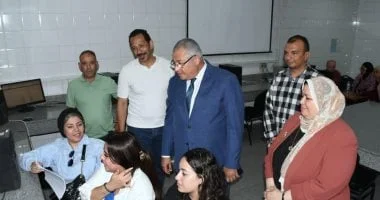 تفقد نائب رئيس جامعة عين شمس لمعامل التنسيق الإلكتروني