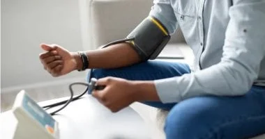 علامات تستدعي زيارة طبيب القلب أثناء المشي