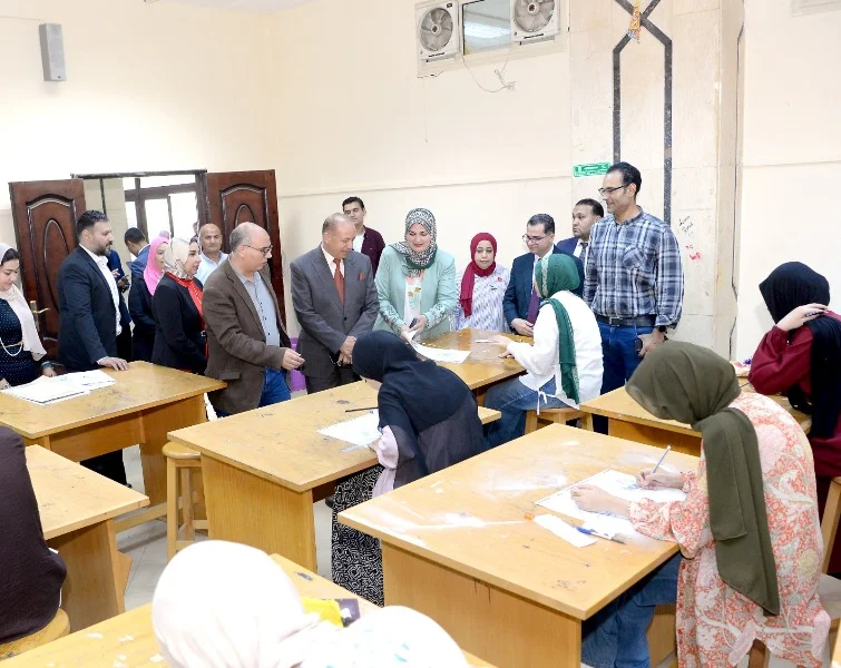 تفقد رئيس جامعة المنصورة لاختبارات القدرات بكليتين