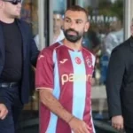 استقبال جماهيري لمحمد صلاح في مطار طرابزون