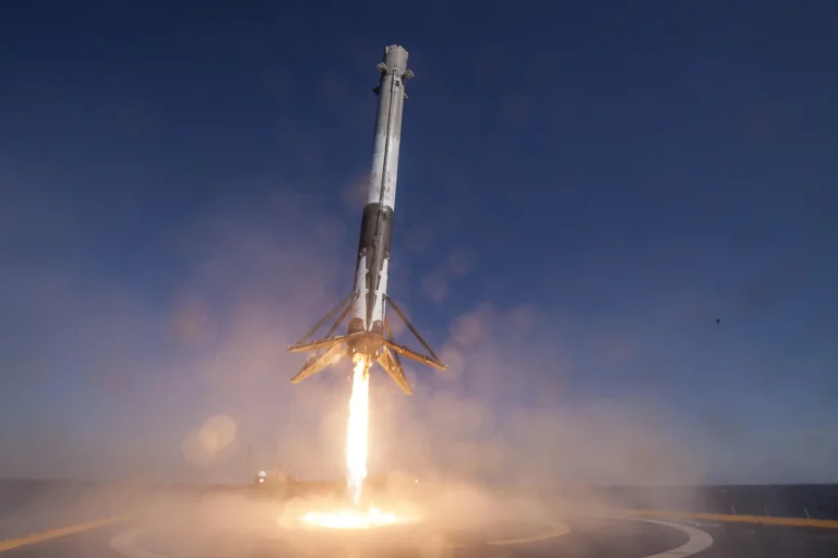 صاروخ SpaceX المهجور يصطدم بالقمر