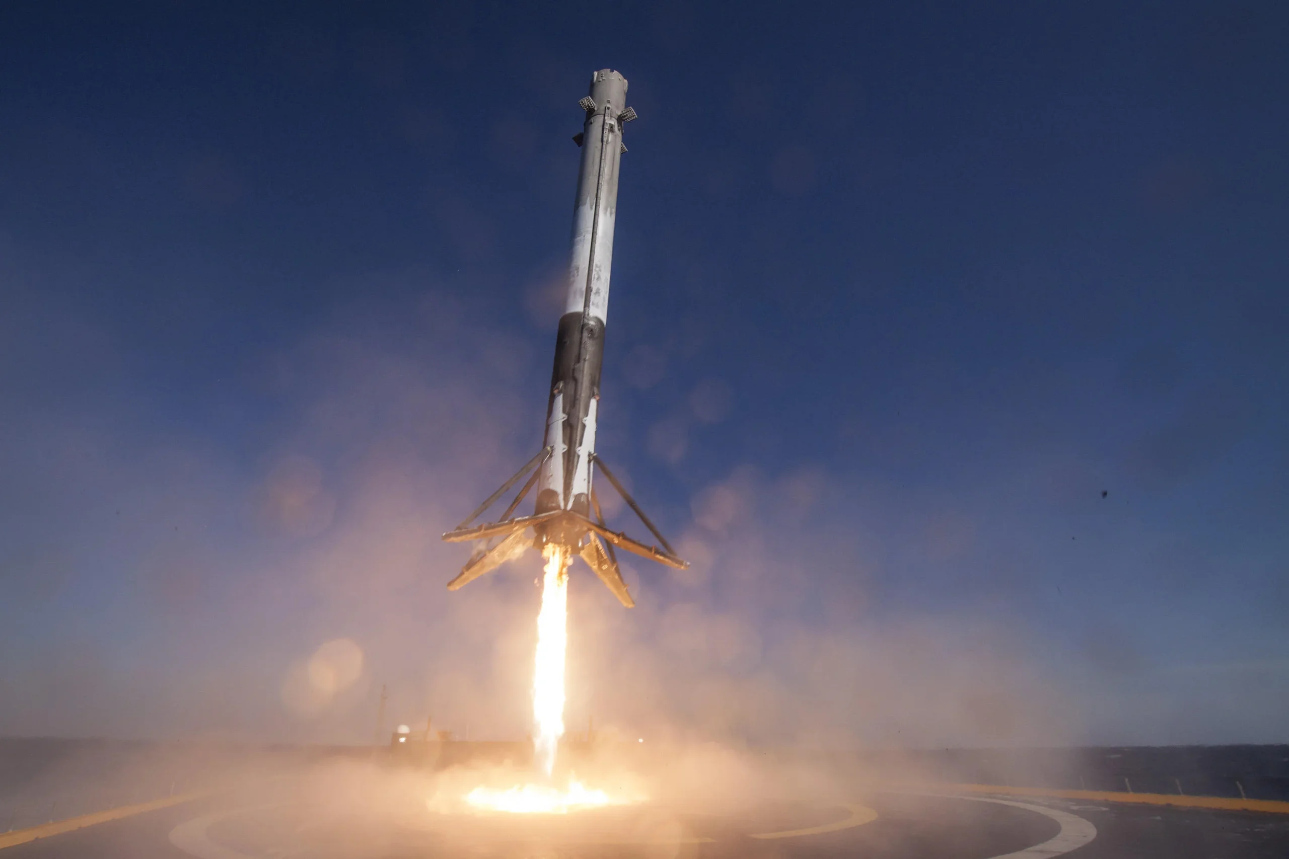 صاروخ SpaceX المهجور يصطدم بالقمر