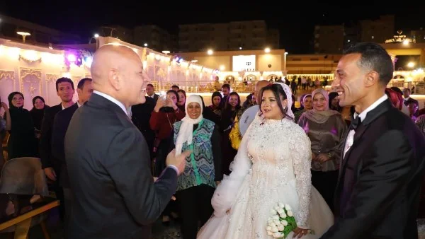 محافظ القاهرة يحتفل بزفاف عروس من دار الأيتام