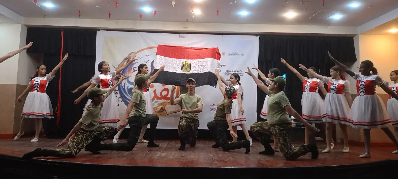 فعاليات شاطئ الفن في الإسكندرية مستمرة بعروض ملونة